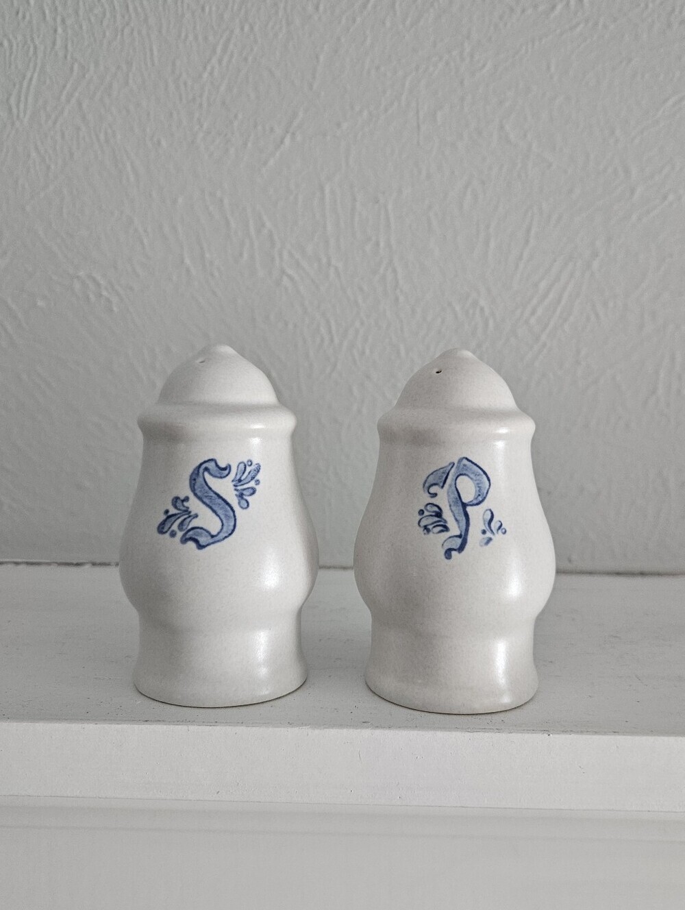 Vintage Pfaltzgraff Yorktowne Pattern Stoneware Salt And Pepper Shakers Set